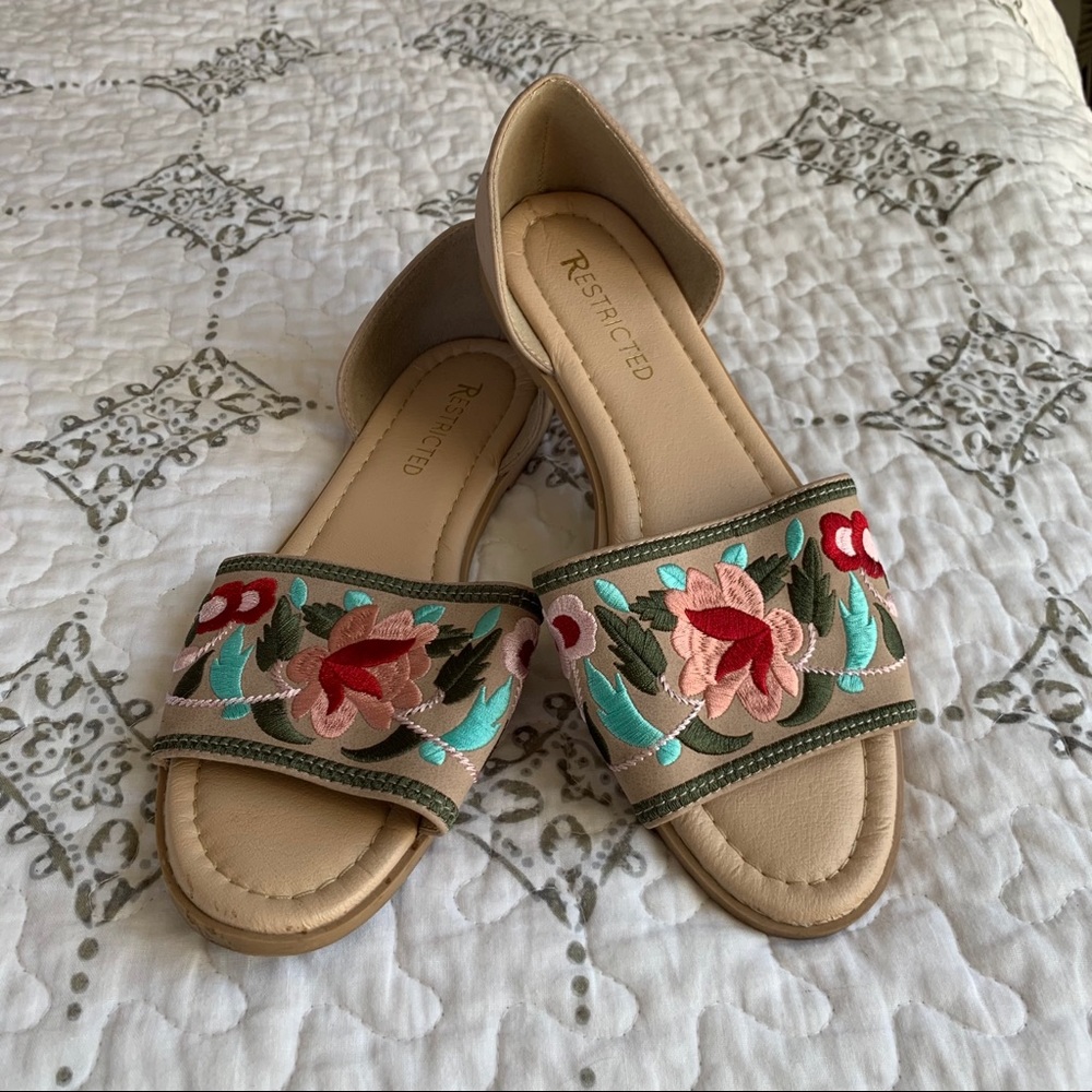 Floral nude sandals